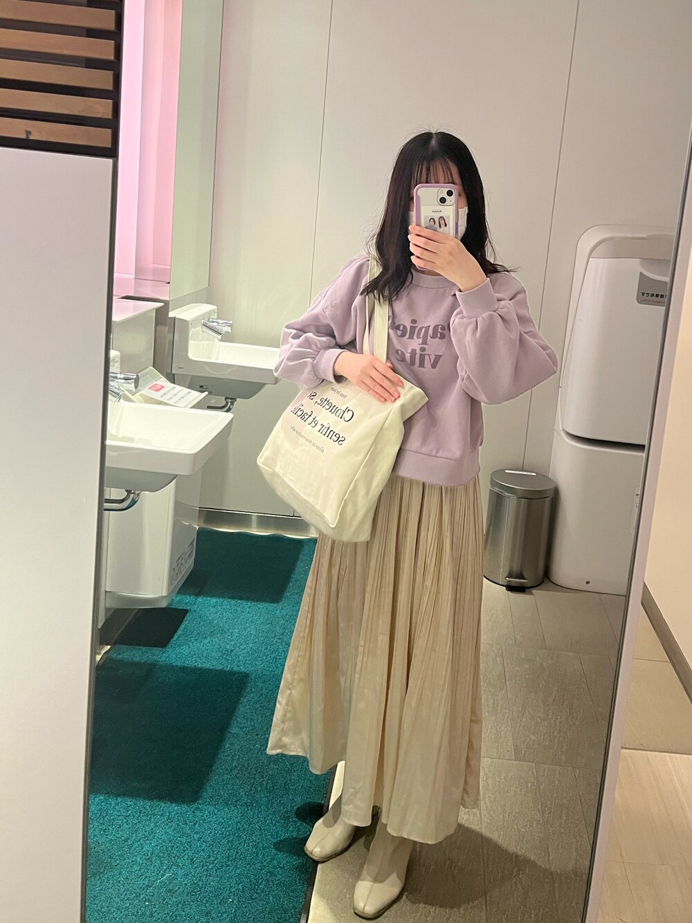 「ロゴスウェット、ホワイトスカート、ホワイトブーツ、トートバッグ、INGNI、Heather、低身長女子、オトナガーリー、パープル×ホワイト」｜「Heatherの3ポケットキャンバストート　261057（トートバッグ、ホワイト系）」を使った、risaさん（レディース・152cm）の秋コーディネートの1枚目の写真
