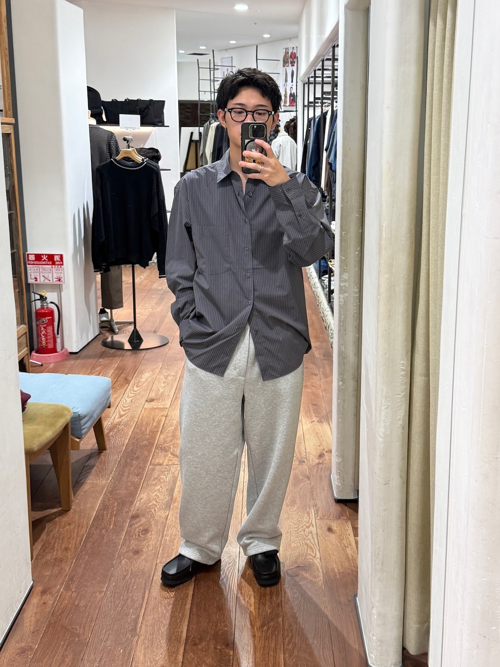 その他のシャツ/ブラウス、グレー系のその他パンツ、ブラック系のドレスシューズを着用したメンズの秋コーディネートの1枚目の写真