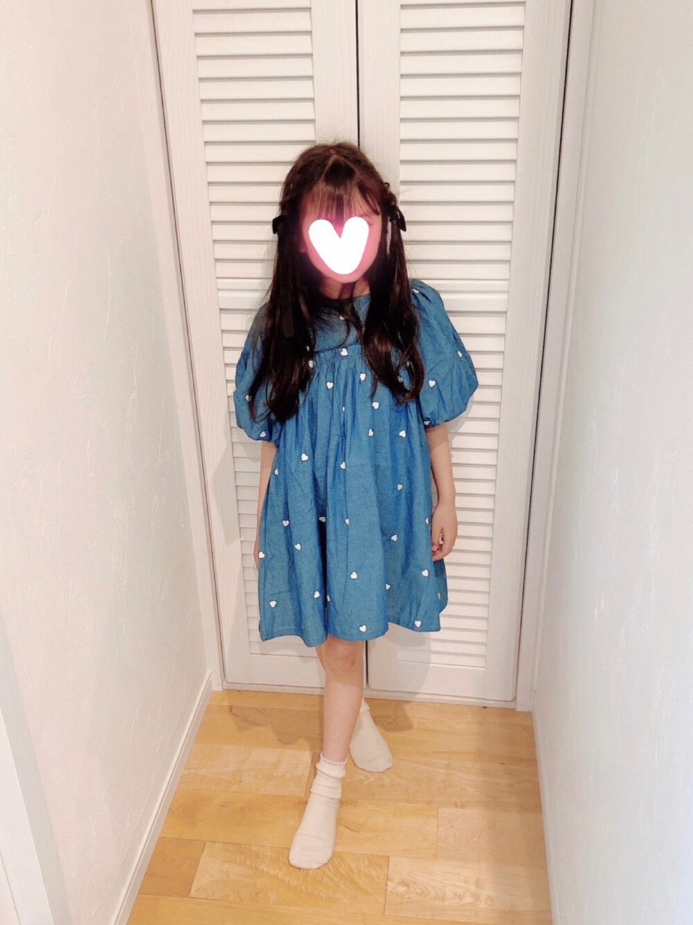 「LOWRYS FARM、ワンピース、ハート」｜「LOWRYS FARMのハートシシュウワンピースＳＳ　 100531（ワンピース、ブルー系）」を使った、ぴよさん（キッズ・123cm）の春コーディネートの1枚目の写真