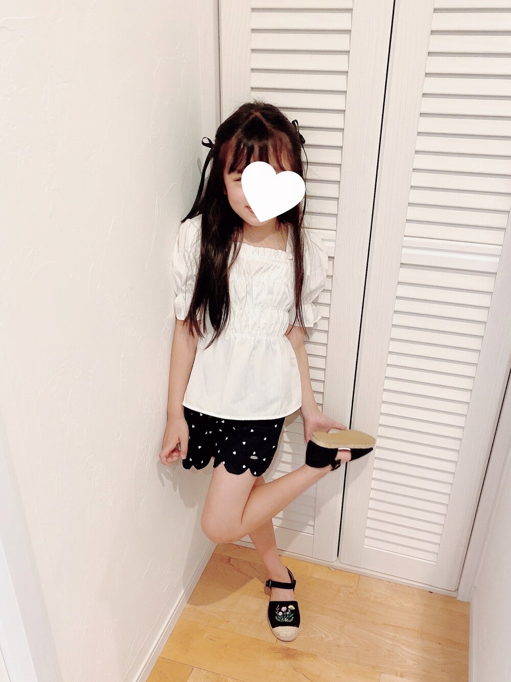 「petit main、ローリーズファーム(LOWRYS FARM)」｜「Birthdayのアイテム（トップス、ホワイト系）」を使った、ぴよさん（キッズ・123cm）の春コーディネートの1枚目の写真