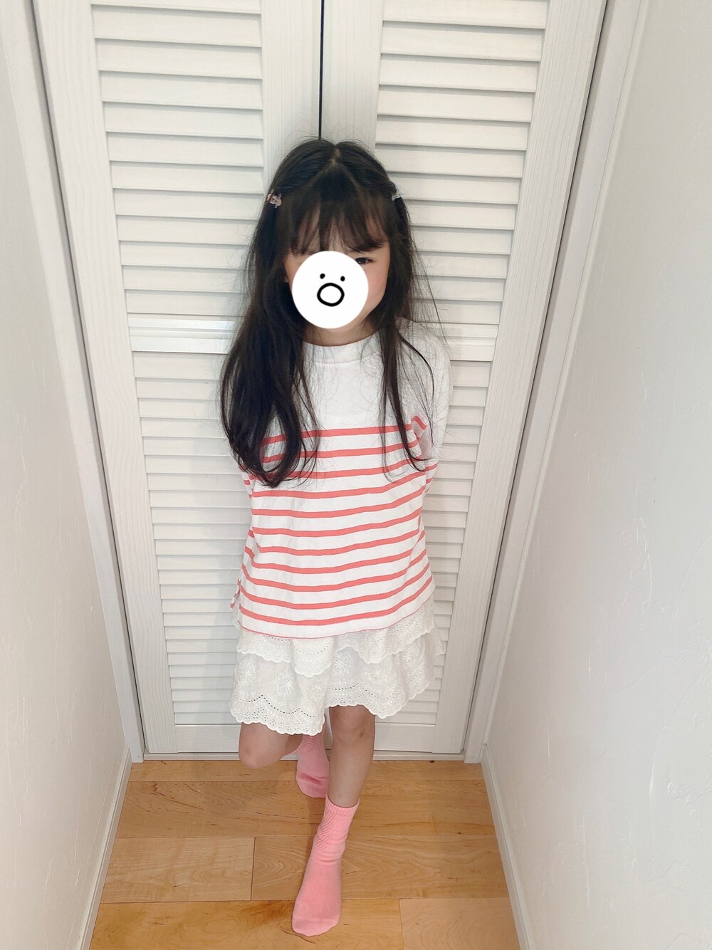 「LOWRYS FARM」｜「LOWRYS FARMのシシュウティアードミニスカート　100711（スカート、ホワイト系）」を使った、ぴよさん（キッズ・123cm）の春コーディネートの1枚目の写真