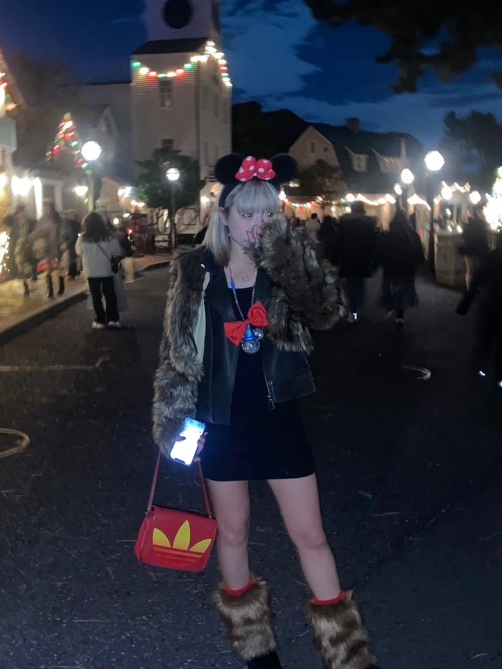 「冬コーデ、クリスマスに着たい服、ディズニーコーデ、ディズニーシー、ファー、ミニーちゃん、休日スタイル、カラーコーデ」｜「X-girlのアイテム（ライダースジャケット、ブラック系）」を使った、akurahさん（骨格ストレート・レディース・157cm）の冬コーディネートの1枚目の写真
