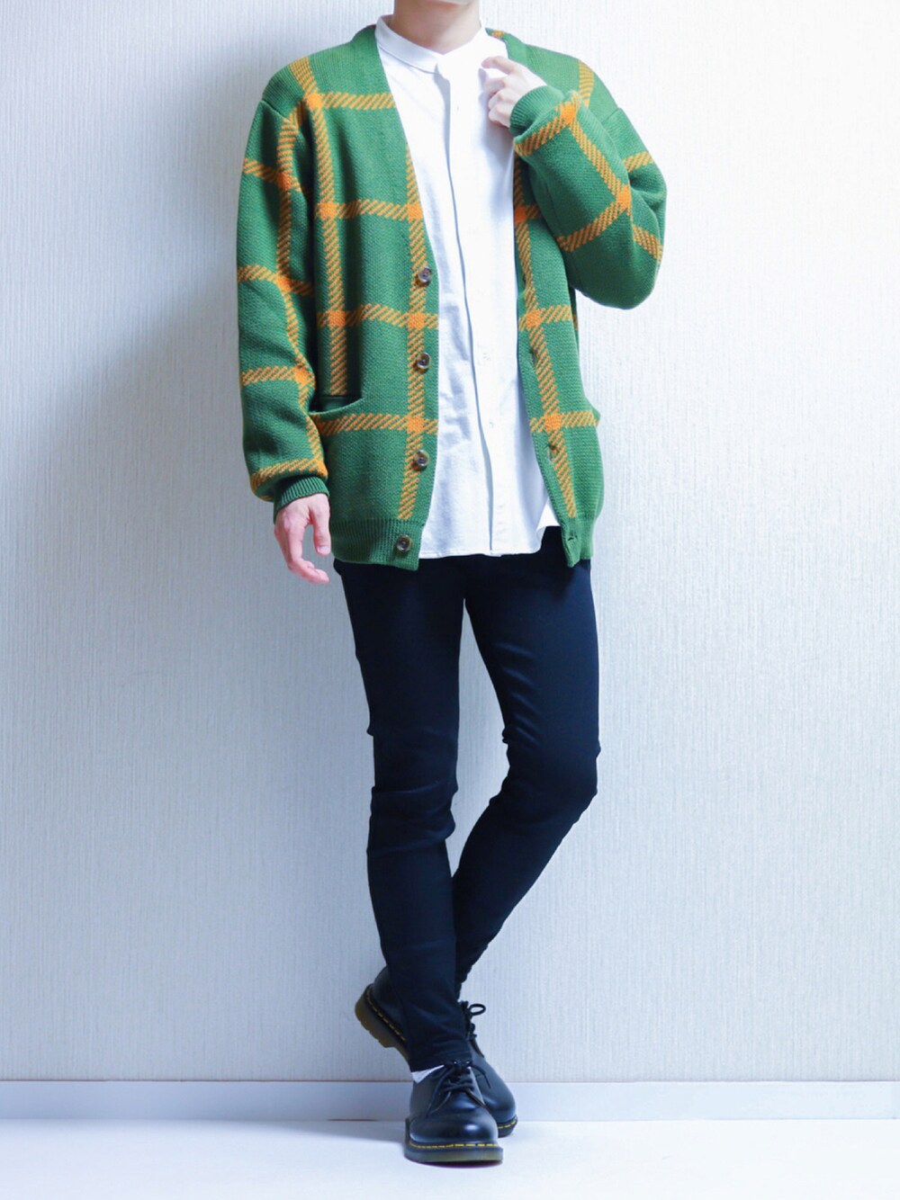 グリーン系のカーディガン/ボレロ、ブラック系のデニムパンツ、ホワイト系のシャツ/ブラウスを着用したメンズの秋コーディネートの1枚目の写真