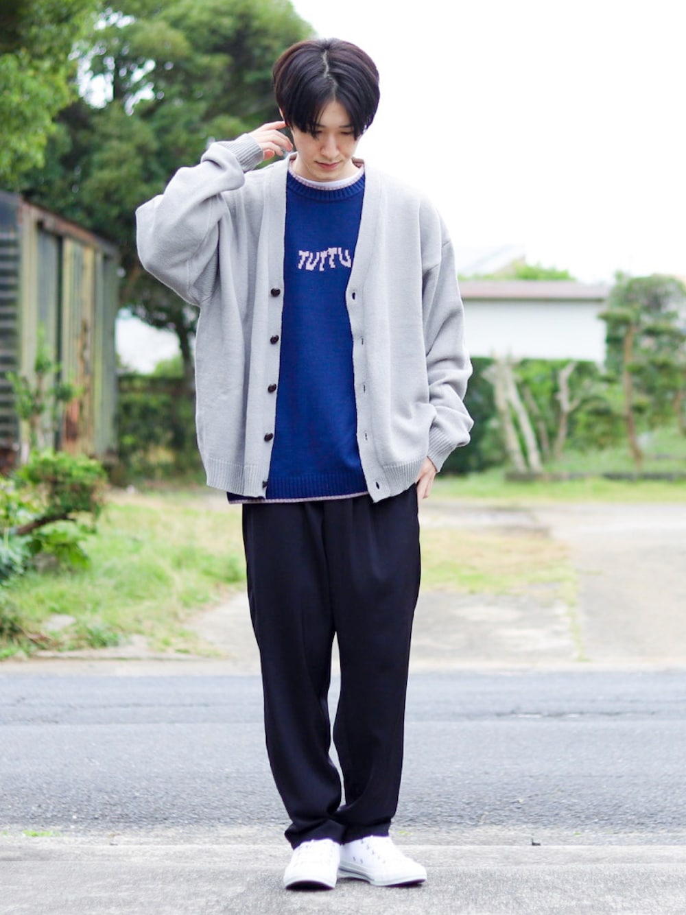 グレー系のカーディガン/ボレロ、ブルー系のニット/セーター、ブラック系のその他パンツを着用したメンズの秋コーディネートの1枚目の写真