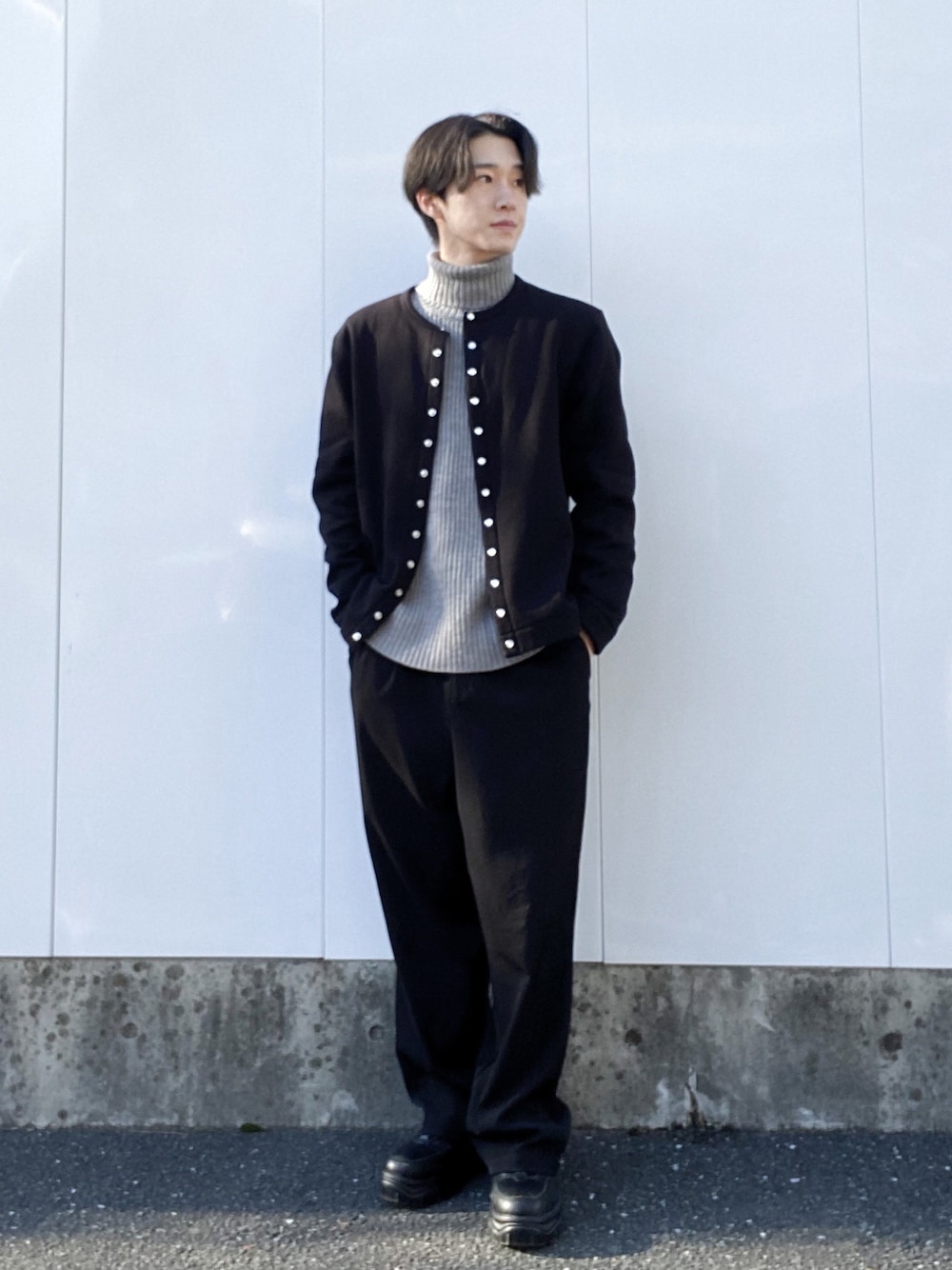 ブラック系のカーディガン/ボレロ、グレー系のニット/セーター、ブラック系のセットアップを着用したメンズの冬コーディネートの1枚目の写真