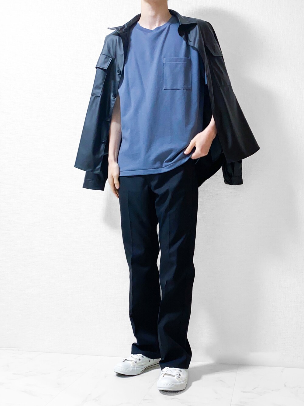 ブルー系のTシャツ/カットソー、ブラック系のスラックス、ブラック系のセットアップを着用したメンズの春コーディネートの1枚目の写真