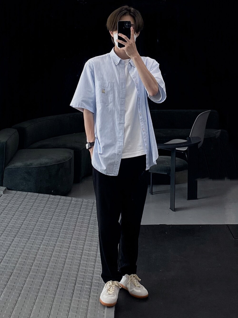 ブルー系のシャツ/ブラウス、ホワイト系のTシャツ/カットソー、ブルー系のセットアップを着用したメンズの夏コーディネートの1枚目の写真