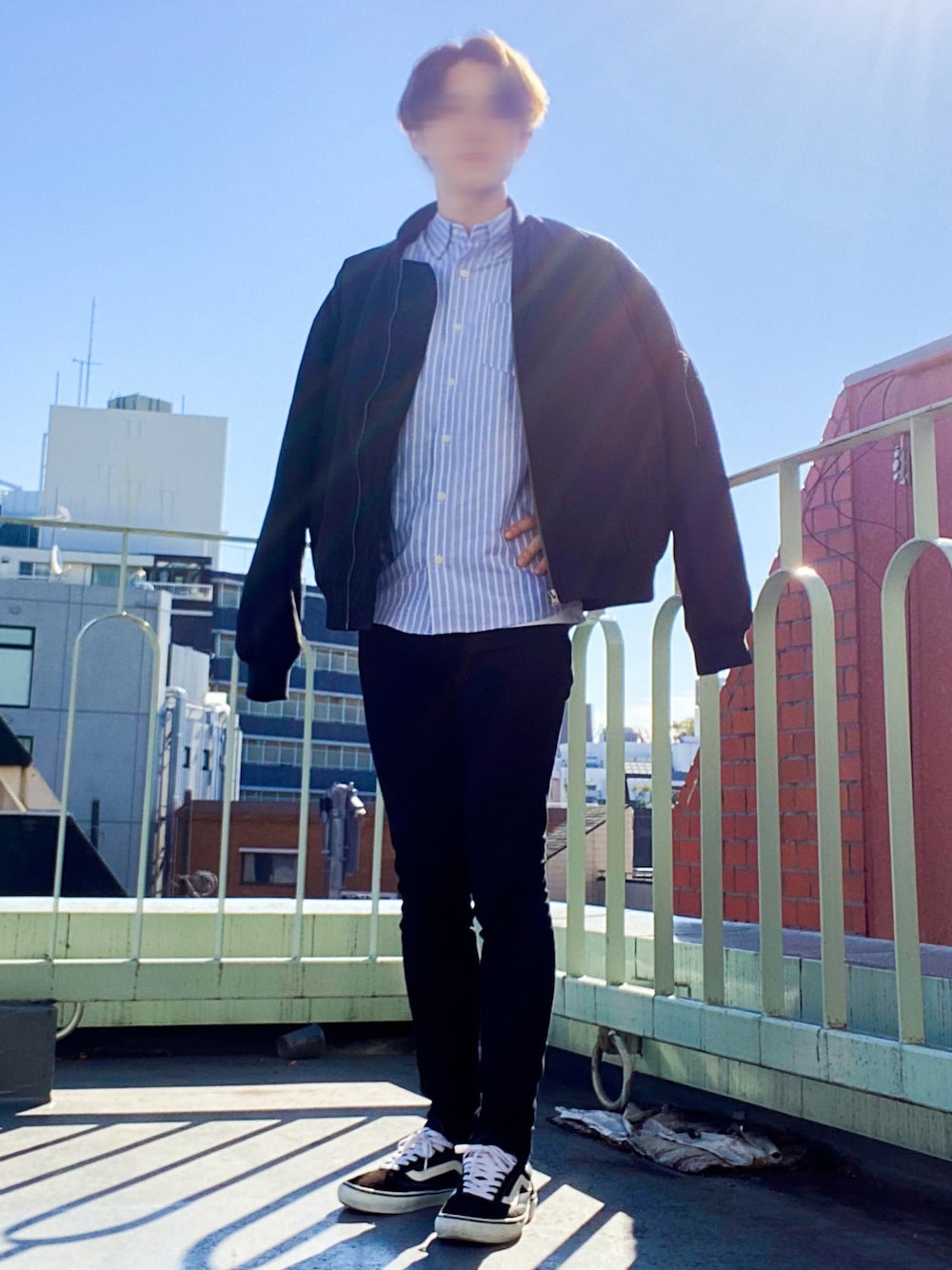 ブラック系のブルゾン、ブルー系のシャツ/ブラウス、ブラック系のデニムパンツを着用したメンズの秋コーディネートの1枚目の写真