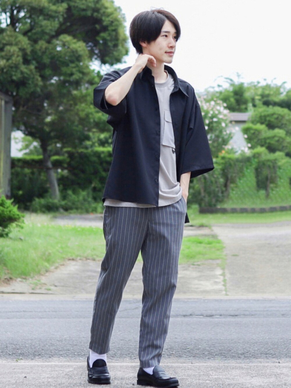ブラック系のシャツ/ブラウス、ベージュ系のTシャツ/カットソー、グレー系のパンツを着用したメンズの夏コーディネートの1枚目の写真