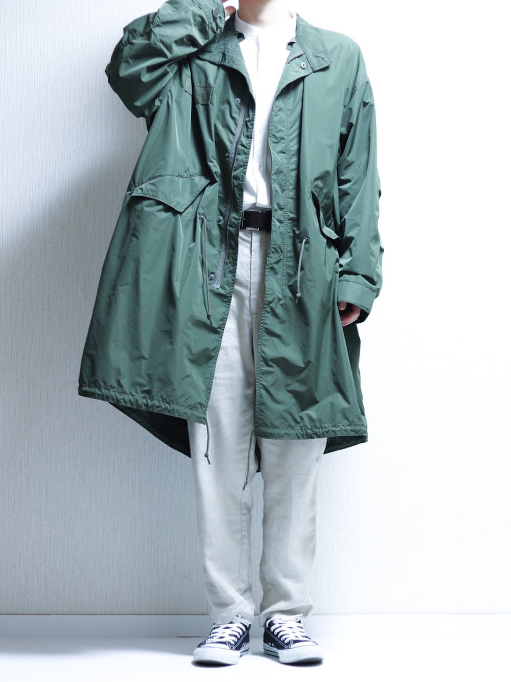 グリーン系のモッズコート、ホワイト系のシャツ/ブラウス、ベージュ系のその他パンツを着用したメンズの秋コーディネートの1枚目の写真