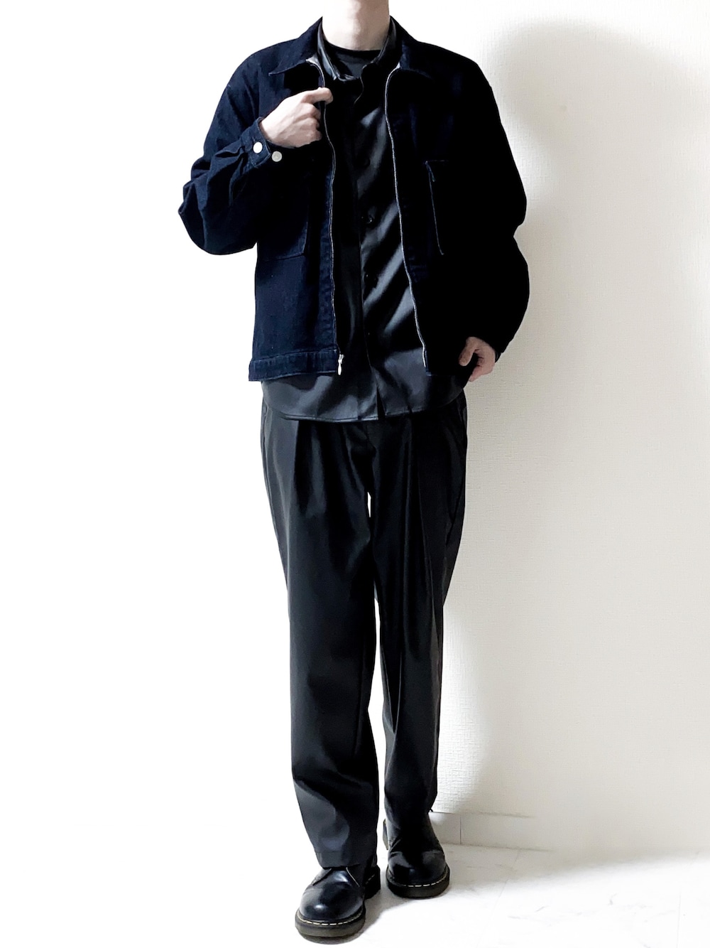 ブラック系のセットアップ、ブルー系のセットアップ、ブラック系のブーツを着用したメンズの春コーディネートの1枚目の写真