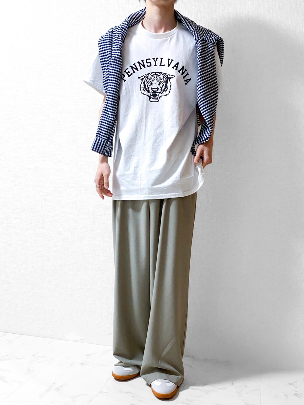 ホワイト系のTシャツ/カットソー、ブルー系のシャツ/ブラウス、ベージュ系のセットアップを着用したメンズの春コーディネートの1枚目の写真