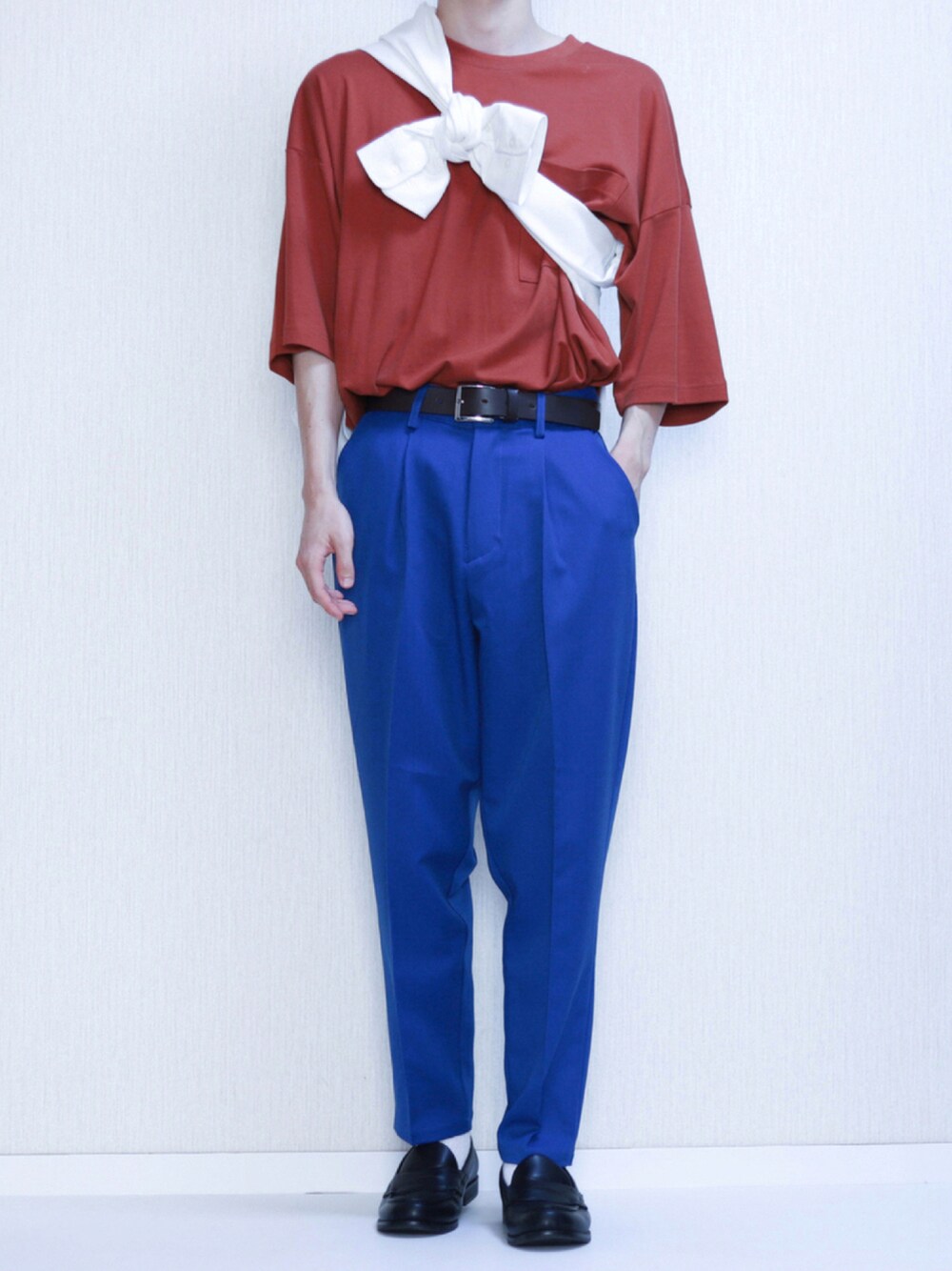 ホワイト系のシャツ/ブラウス、オレンジ系のトップス、ブルー系のスラックスを着用したメンズの秋コーディネートの1枚目の写真