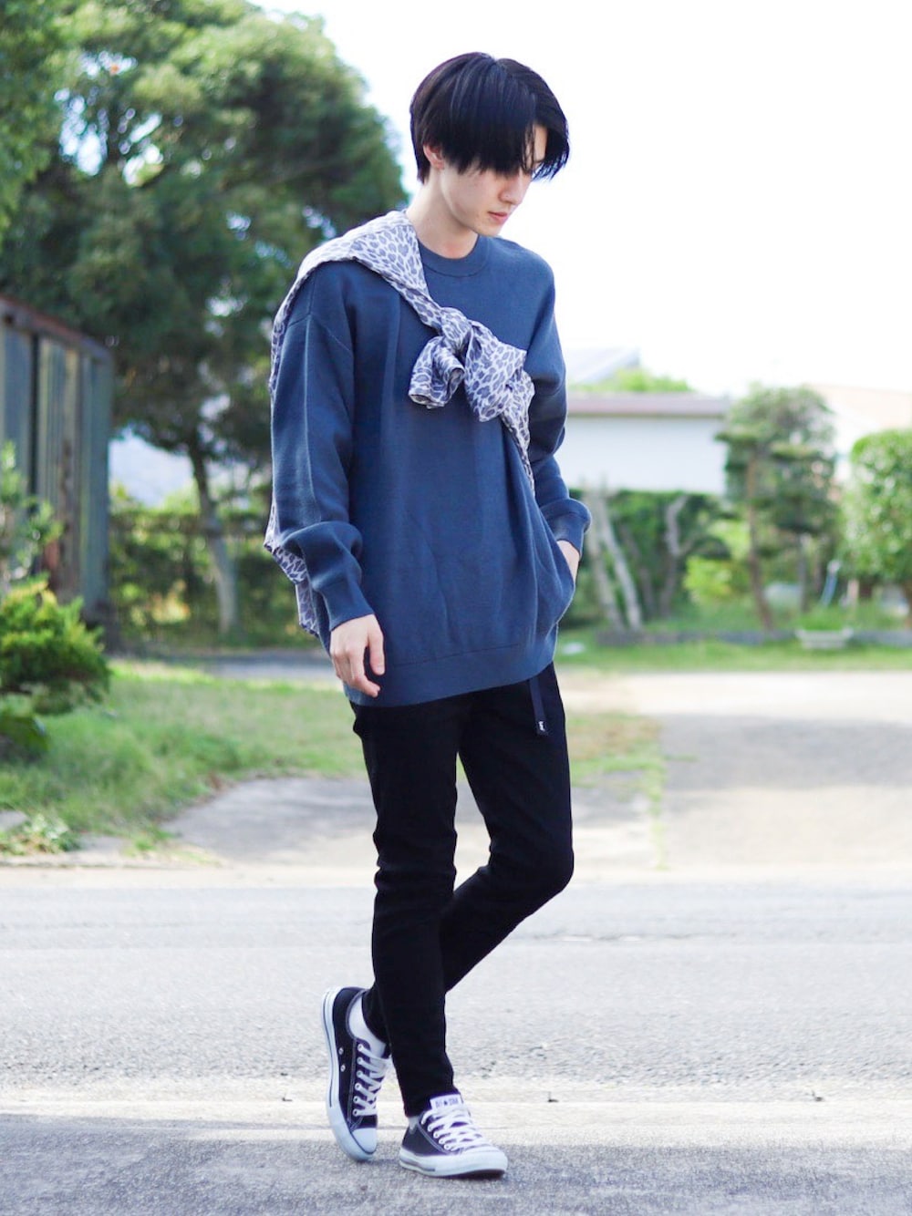 ブラック系のデニムパンツ、グレー系のシャツ/ブラウス、グリーン系のトップスを着用したメンズの秋コーディネートの1枚目の写真