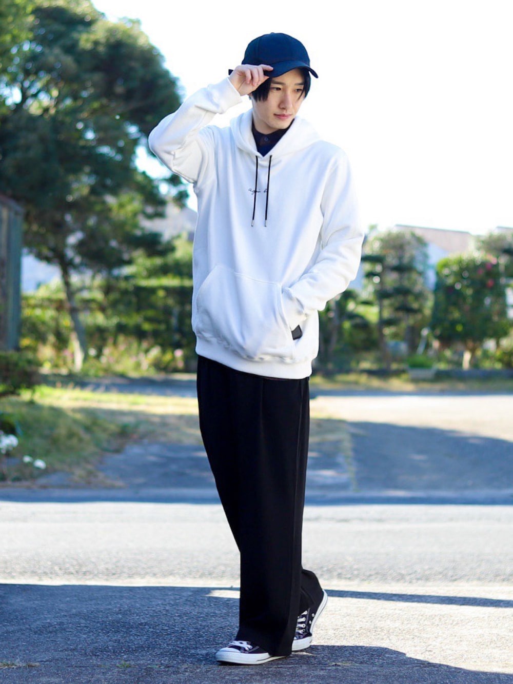 ホワイト系のパーカー、ブラウン系のシャツ/ブラウス、ブラック系のセットアップを着用したメンズの秋コーディネートの1枚目の写真