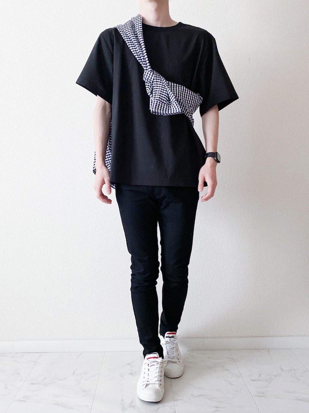 ブラック系のTシャツ/カットソー、ブラック系のデニムパンツ、ブルー系のシャツ/ブラウスを着用したメンズの夏コーディネートの1枚目の写真