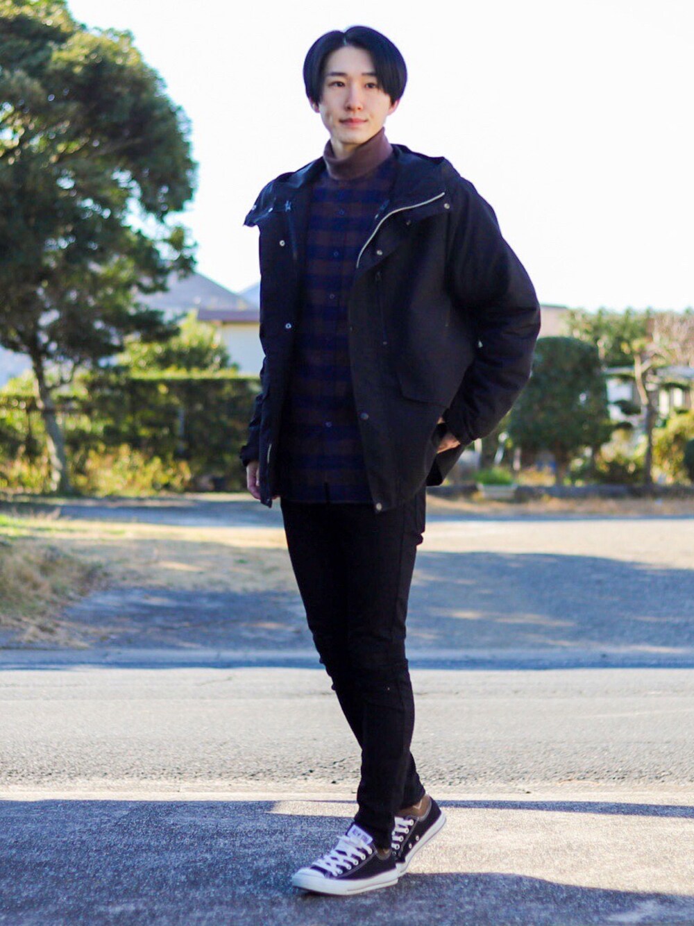 ブラック系のマウンテンパーカー、ブラウン系のシャツ/ブラウス、ブラウン系のTシャツ/カットソーを着用したメンズの冬コーディネートの1枚目の写真