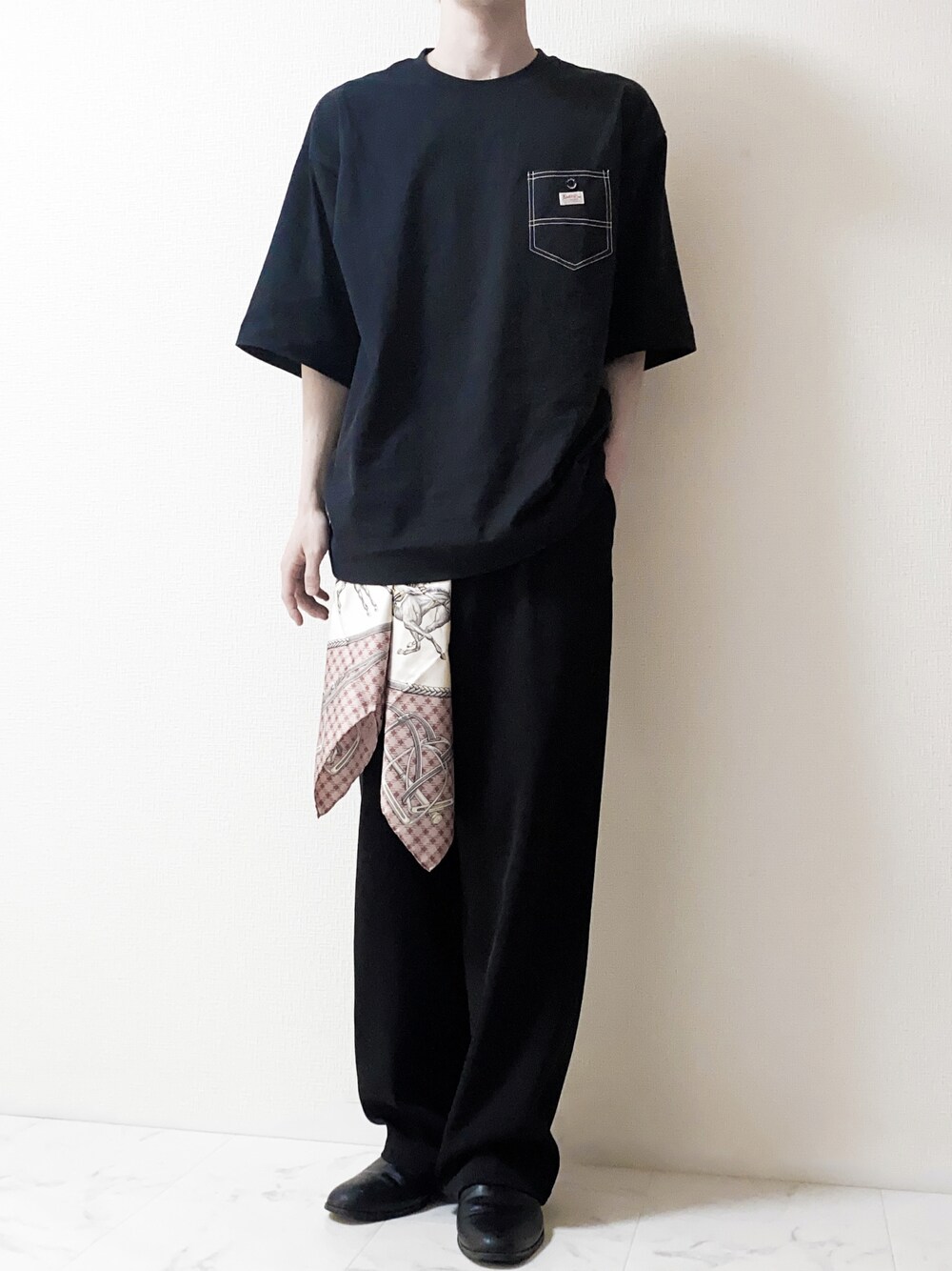 ブラック系のTシャツ/カットソー、ブラック系のセットアップ、ブラック系のブーツを着用したメンズの春コーディネートの1枚目の写真