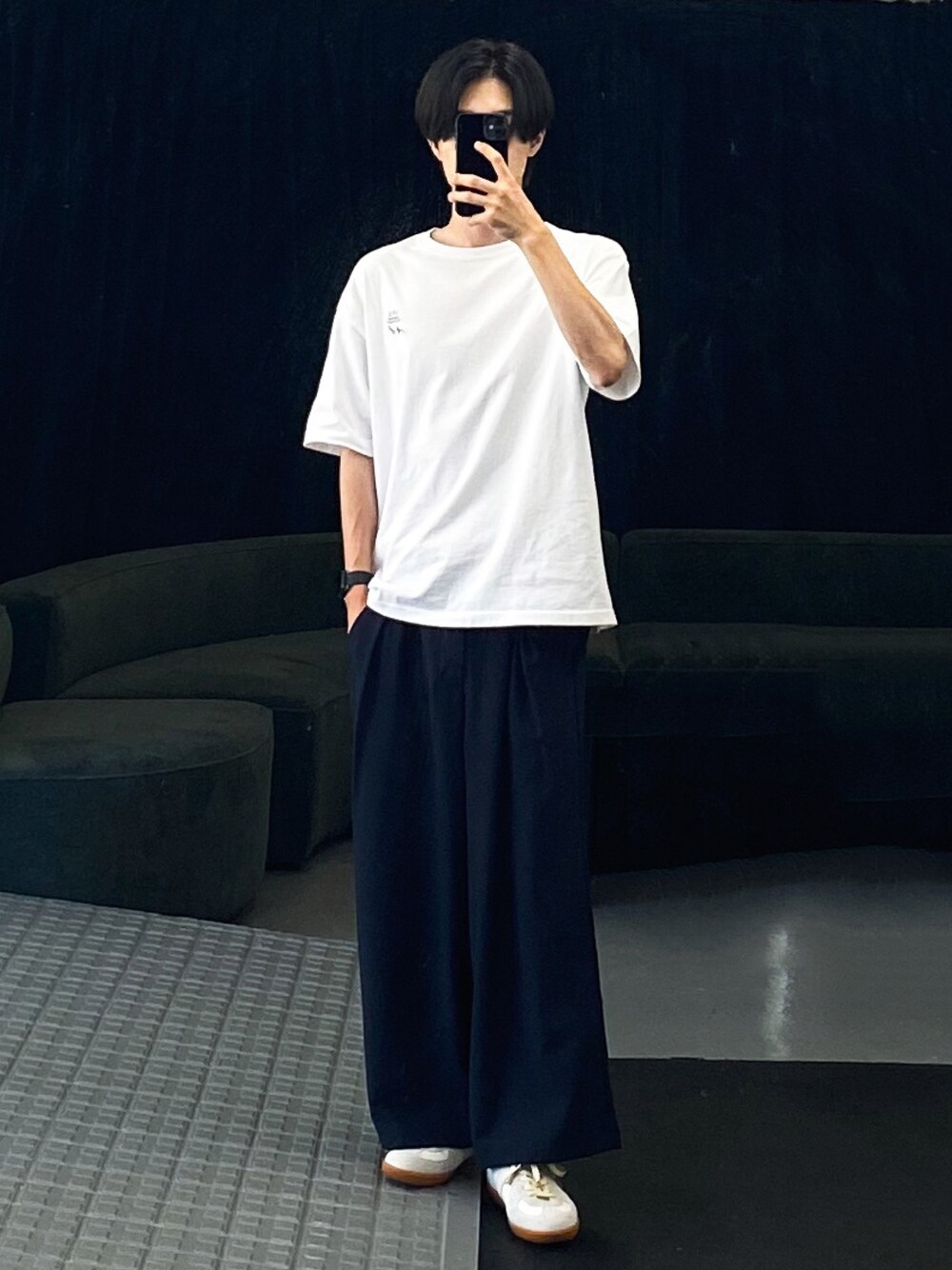 ホワイト系のTシャツ/カットソー、ブルー系のセットアップ、ホワイト系のスニーカーを着用したメンズの夏コーディネートの1枚目の写真