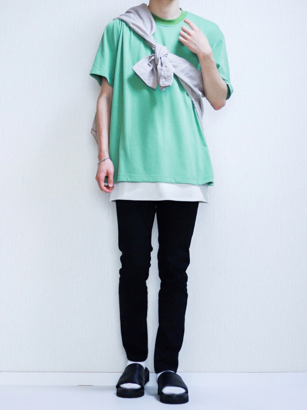 グリーン系のTシャツ/カットソー、その他のトップス、ブラック系のパンツを着用したメンズの夏コーディネートの1枚目の写真