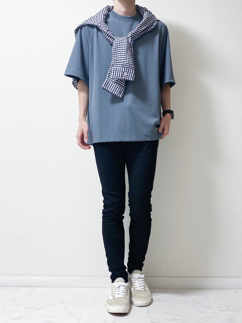 ブルー系のTシャツ/カットソー、ブルー系のシャツ/ブラウス、ブラック系のデニムパンツを着用したメンズの夏コーディネートの1枚目の写真