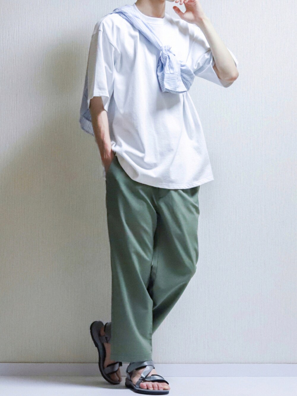ホワイト系のTシャツ/カットソー、ブルー系のシャツ/ブラウス、グリーン系のパンツを着用したメンズの夏コーディネートの1枚目の写真