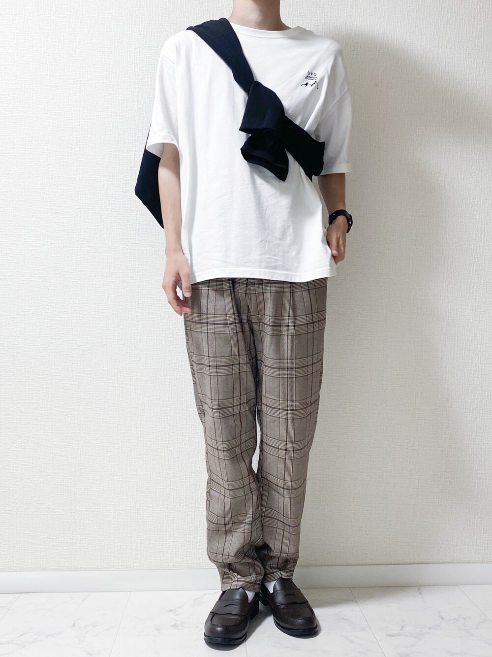 ホワイト系のTシャツ/カットソー、ブラウン系のスラックス、ブラウン系のローファーを着用したメンズの夏コーディネートの1枚目の写真