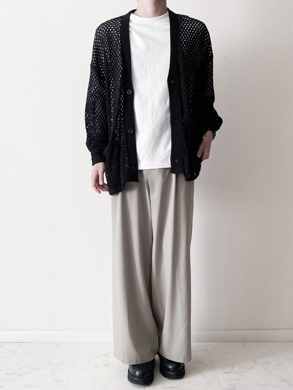 ブラック系のカーディガン/ボレロ、ホワイト系のTシャツ/カットソー、ベージュ系のセットアップを着用したメンズの夏コーディネートの1枚目の写真