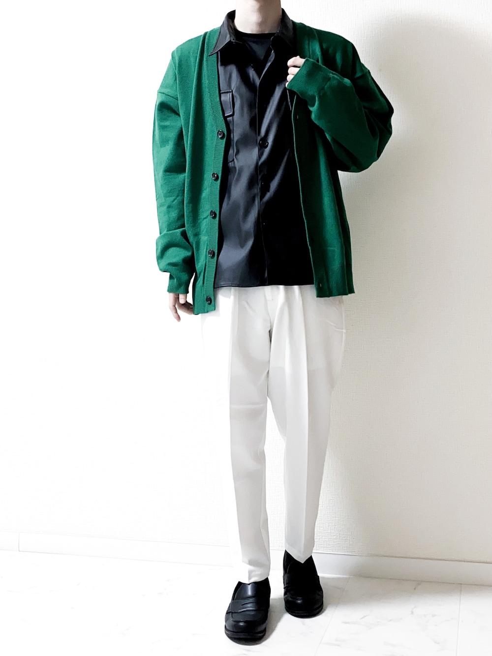 ホワイト系のスラックス、グリーン系のカーディガン/ボレロ、ブラック系のセットアップを着用したメンズの春コーディネートの1枚目の写真