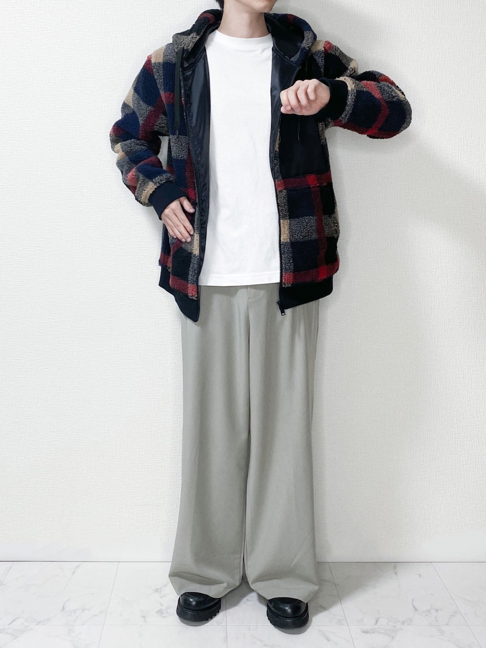 ブルー系のパーカー、ホワイト系のTシャツ/カットソー、ベージュ系のセットアップを着用したメンズの冬コーディネートの1枚目の写真