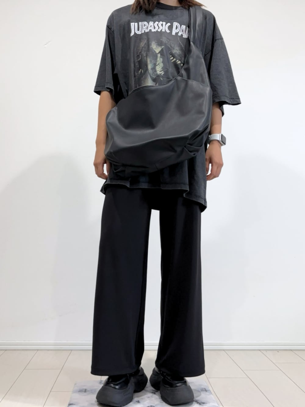 ブラック系のローファー、グレー系のシャツ/ブラウス、ブラック系のパンツを着用したレディースの夏コーディネートの1枚目の写真