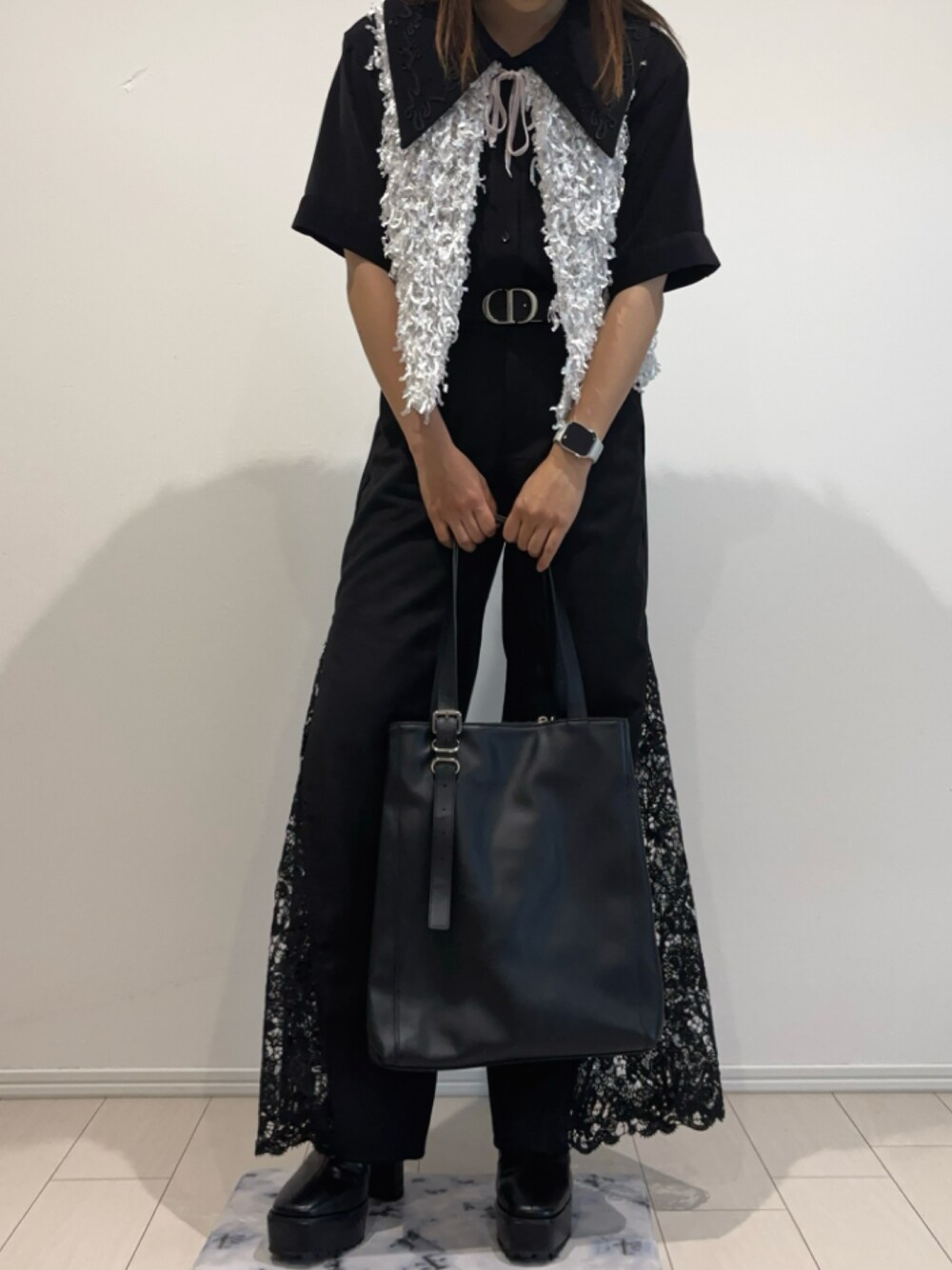 ブラック系のブーツ、ブラック系のその他パンツ、ブラック系のシャツ/ブラウスを着用したレディースの夏コーディネートの1枚目の写真