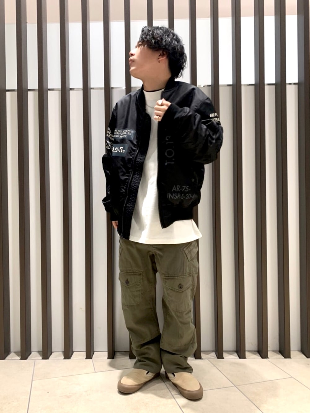 ブラック系のジャケット/アウター、ホワイト系のTシャツ/カットソー、グリーン系のカーゴパンツを着用したメンズの夏コーディネートの1枚目の写真