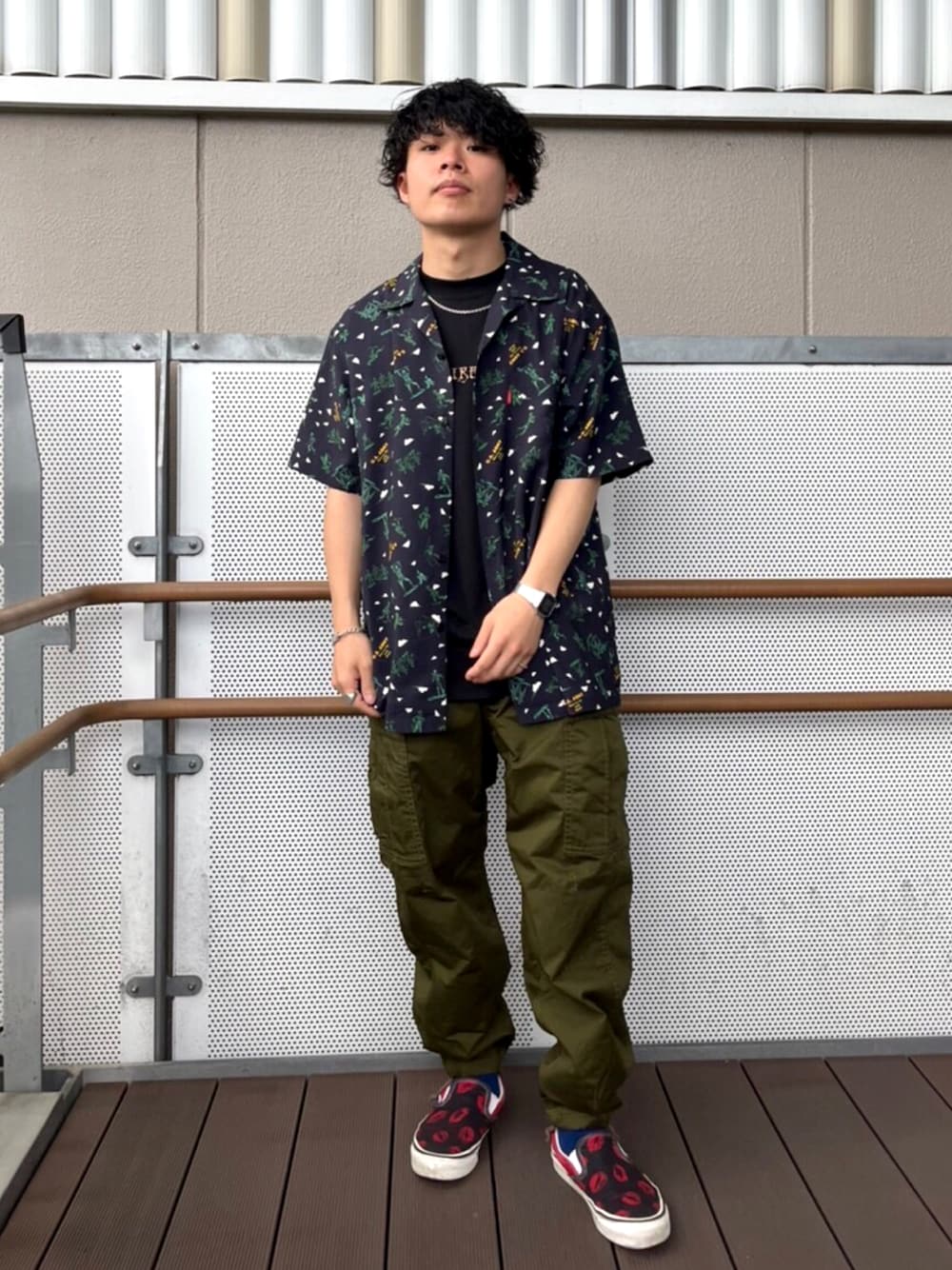 ブラック系のシャツ/ブラウス、ブラック系のTシャツ/カットソー、グリーン系のカーゴパンツを着用したメンズの夏コーディネートの1枚目の写真