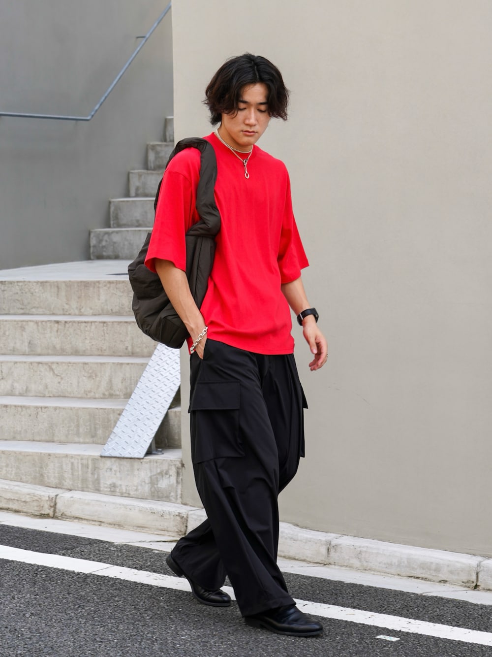 「ローファー、厚底シューズ、秋コーデ、ワイドパンツ、カーゴパンツ、アウトドアスタイル、休日スタイル、ショルダーバッグ、韓国ファッション、Tシャツ、パステルカラー、ビビットカラー、大人コーデ、夏コーデ、秋っぽコーデ更新中」｜「SINSSのLoose fit heavyweight T-shirt / ルーズフィットヘビーウェイトTシャツ（Tシャツ/カットソー、レッド系）」を使った、Ogu / おぐさん（メンズ・181cm）の秋コーディネートの1枚目の写真