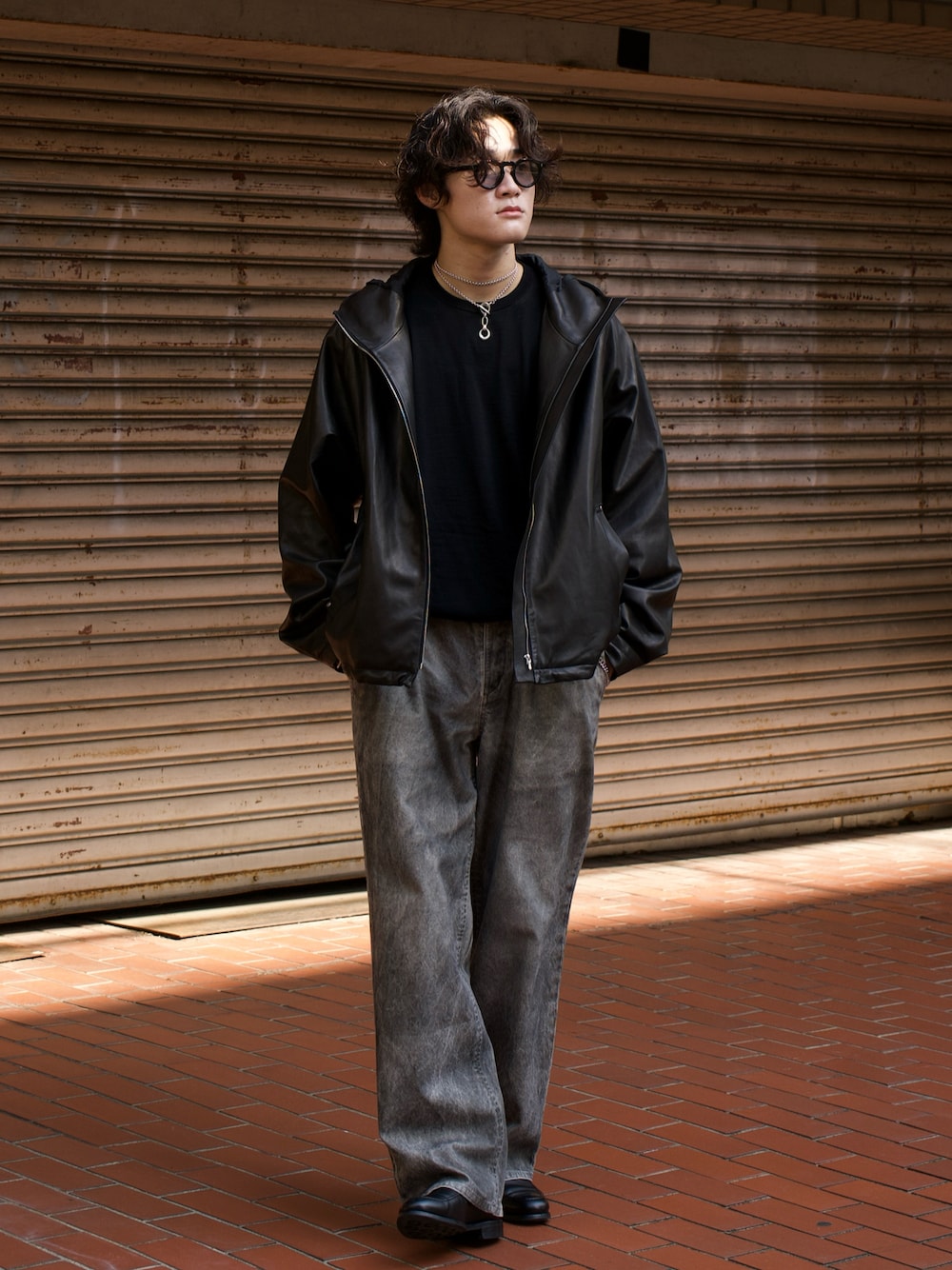 「冬アウター、ワイドパンツ、レイヤードスタイル、きれいめカジュアル、ローファー、休日スタイル、冬コーデ、マイベストコーデ2024、レザー、クリスマスに着たい服、テーマパークコーデ、デニム、モノトーン、韓国ファッション、お出かけコーデ」｜「few.のFew / F5（サングラス、ブラック系）」を使った、Ogu / おぐさん（メンズ・181cm）の冬コーディネートの1枚目の写真
