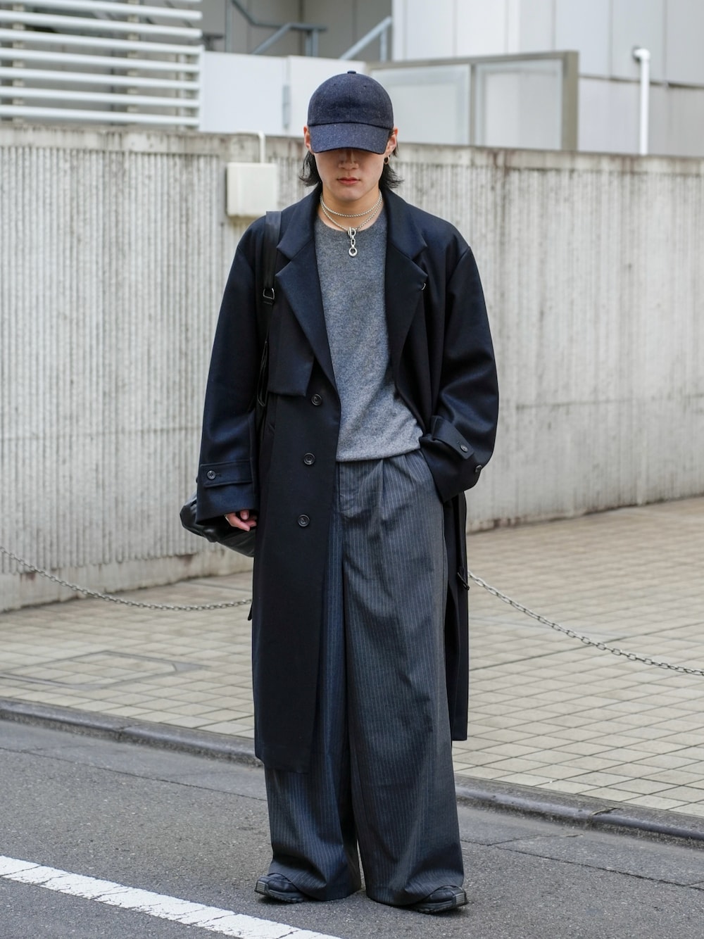 「冬アウター、ワイドパンツ、レイヤードスタイル、ショルダーバッグ、ロングコート、きれいめカジュアル、休日スタイル、冬コーデ、マイベストコーデ2024、レザー、キャップ、クリスマスに着たい服、ニット、スラックス、お出かけコーデ」｜「ATTACHMENTの【 直営店・ZOZOTOWN限定 】シンセティックレザー ショルダーショッピングバッグ / SYNTHETIC LEATHER SHOULDER SHOPPING BAG（ショルダーバッグ、ブラック系）」を使った、Ogu / おぐさん（メンズ・181cm）の冬コーディネートの1枚目の写真