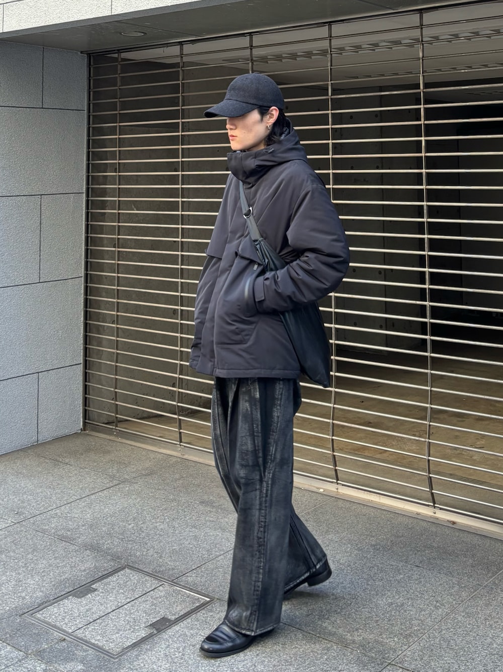 「休日スタイル、きれいめカジュアル、春色、キャップ、モノトーン、ローファー、デニム、ワイドパンツ、ダウンジャケット、ショルダーバッグ、デートコーデ、冬コーデ、春コーデ、お出かけコーデ、ブラックコーデ」｜「ATTACHMENTの【 直営店・ZOZOTOWN限定 】シンセティックレザー ショルダーショッピングバッグ / SYNTHETIC LEATHER SHOULDER SHOPPING BAG（ショルダーバッグ、ブラック系）」を使った、Ogu / おぐさん（メンズ・181cm）の冬コーディネートの1枚目の写真