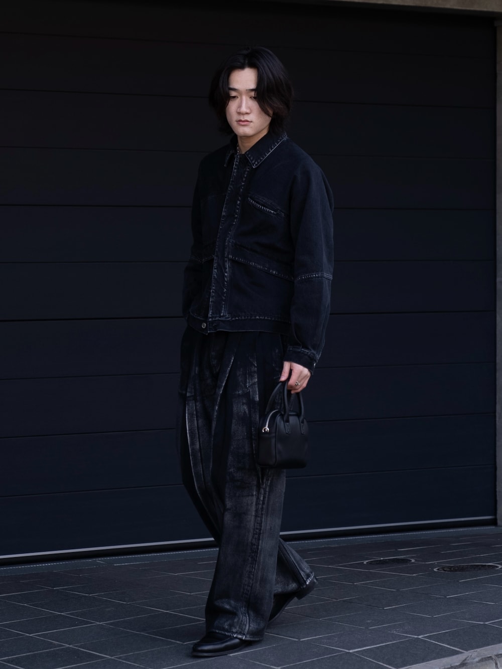 「デニム、ワイドパンツ、ショルダーバッグ、きれいめカジュアル、デートコーデ、ローファー、お出かけコーデ、モノトーン、レザー、ブラックコーデ、休日スタイル、セットアップ、テーマパークコーデ、韓国ファッション、モード」｜「SINSSの2way mini boston bag / 2wayミニボストンバッグ（長さ調節可能）（ボストンバッグ、ブラック系）」を使った、Ogu / おぐさん（メンズ・181cm）の冬コーディネートの1枚目の写真