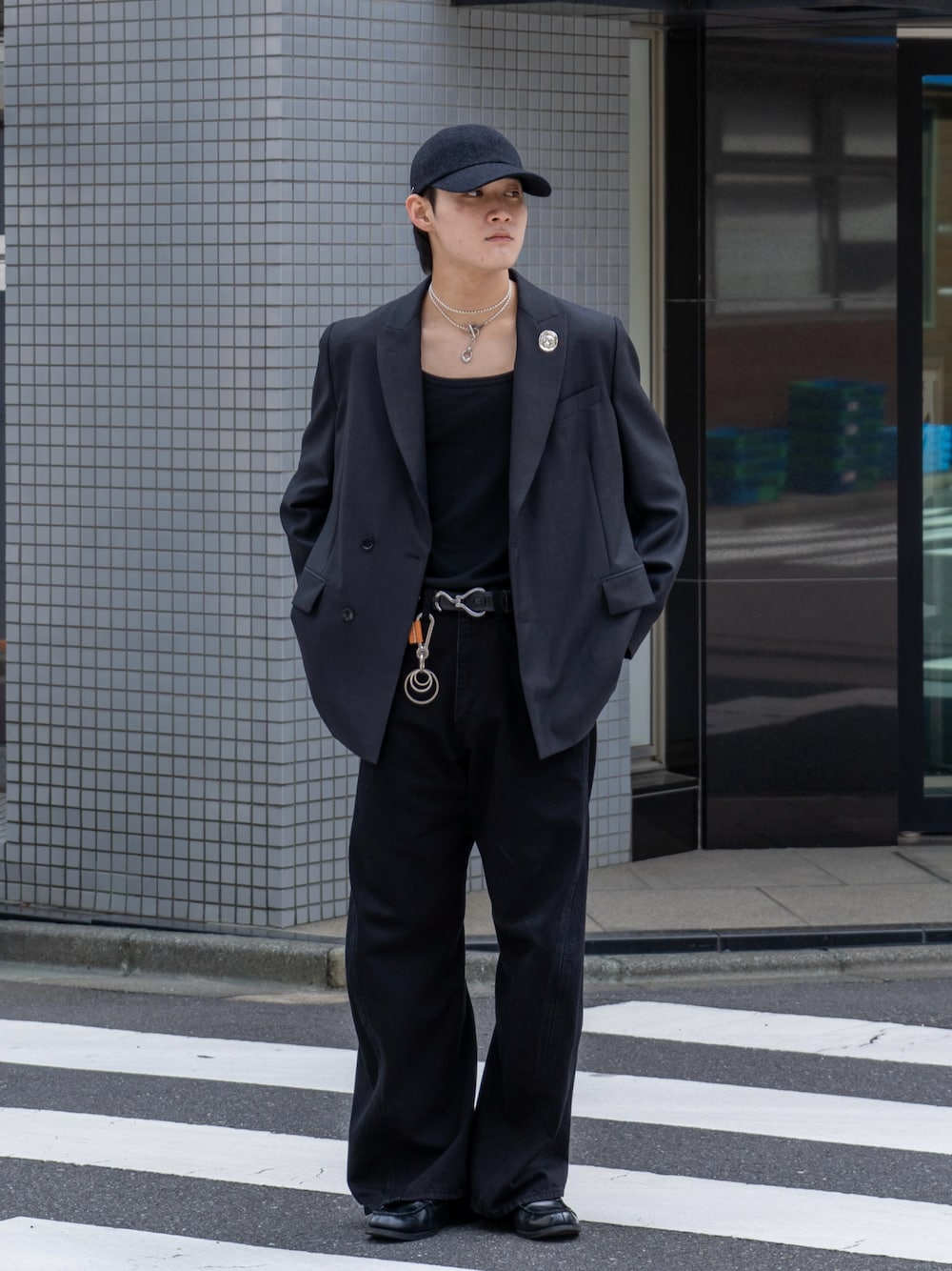 「さらっと晴れやかスナップ、お出かけコーデ、タンクトップ、きれいめカジュアル、韓国ファッション、キャップ、デートコーデ、ローファー、雨の日コーデ、モノトーン、デニム、ジャケット、ジャケットスタイル、シンプルコーデ、オトナカジュアル」｜「LlifeのLlife BOTTON BROOCH（ブローチ/コサージュ、シルバー系）」を使った、Ogu / おぐさん（メンズ・181cm）の夏コーディネートの1枚目の写真