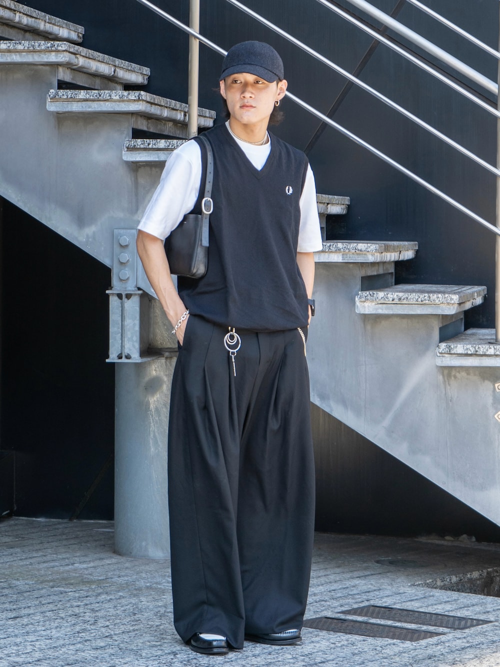「秋っぽコーデ更新中、レイヤードスタイル、秋服準備はじめました、ローファー、厚底シューズ、プチプラ、スラックス、モノトーン、キャップ、秋コーデ、ワイドパンツ、ベスト、休日スタイル、ショルダーバッグ、韓国ファッション」｜「UNIQLOのエアリズムコットンオーバーサイズTシャツ（5分袖）（Tシャツ/カットソー、ホワイト系）」を使った、Ogu / おぐさん（メンズ・181cm）の秋コーディネートの1枚目の写真