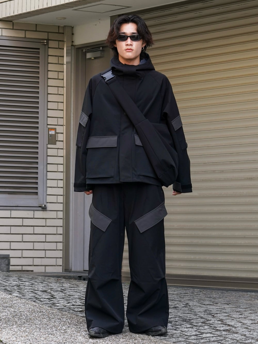 「最近のいい感じコーデ、マイベストコーデ2024、カーゴパンツ、セットアップ、クリスマスに着たい服、テーマパークコーデ、モノトーン、韓国ファッション、冬アウター、お出かけコーデ、パーカー、モード、スニーカー、きれいめカジュアル、冬コーデ」｜「SINSSのTech mountain parka / テックマウンテンパーカー（撥水加工＆ドローコード付き）（マウンテンパーカー、ブラック系）」を使った、Ogu / おぐさん（メンズ・181cm）の冬コーディネートの1枚目の写真