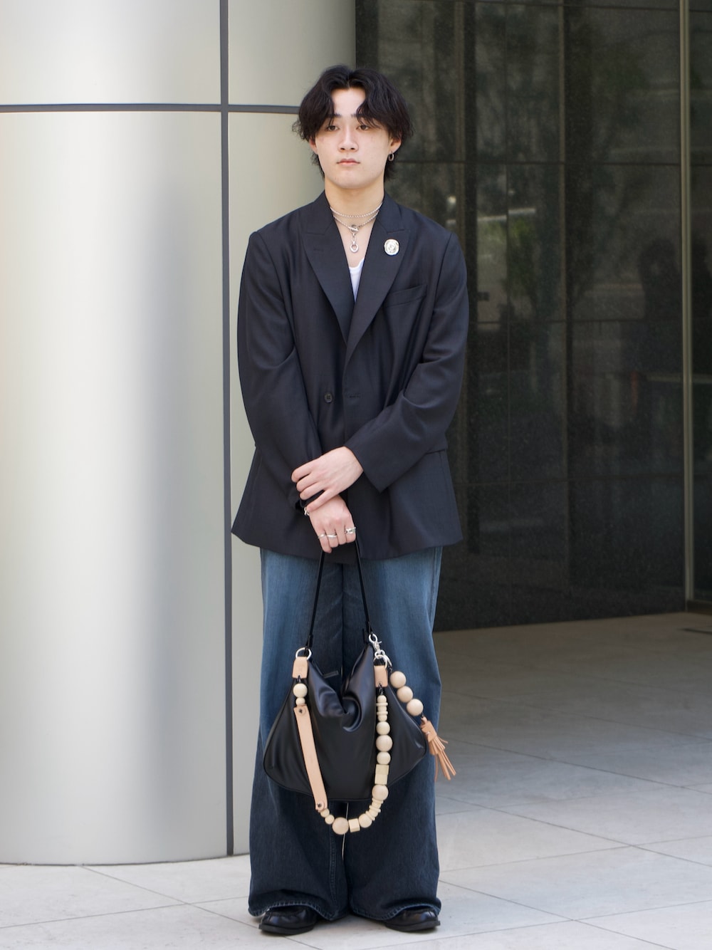 「夏コーデ、雨の日コーデ、結婚式、テーマパークコーデ、デニム、レイヤードスタイル、お出かけコーデ、タンクトップ、ショルダーバッグ、きれいめカジュアル、さらっと晴れやかスナップ、休日スタイル、ビッグシルエット、おしゃれさんと繋がりたい、テーラードジャケット」｜「FRUIT OF THE LOOMの【FRUIT OF THE LOOM】EC限定 パック入りフライスリブタンクトップ インナー（タンクトップ、ホワイト系）」を使った、Ogu / おぐさん（メンズ・181cm）の夏コーディネートの1枚目の写真
