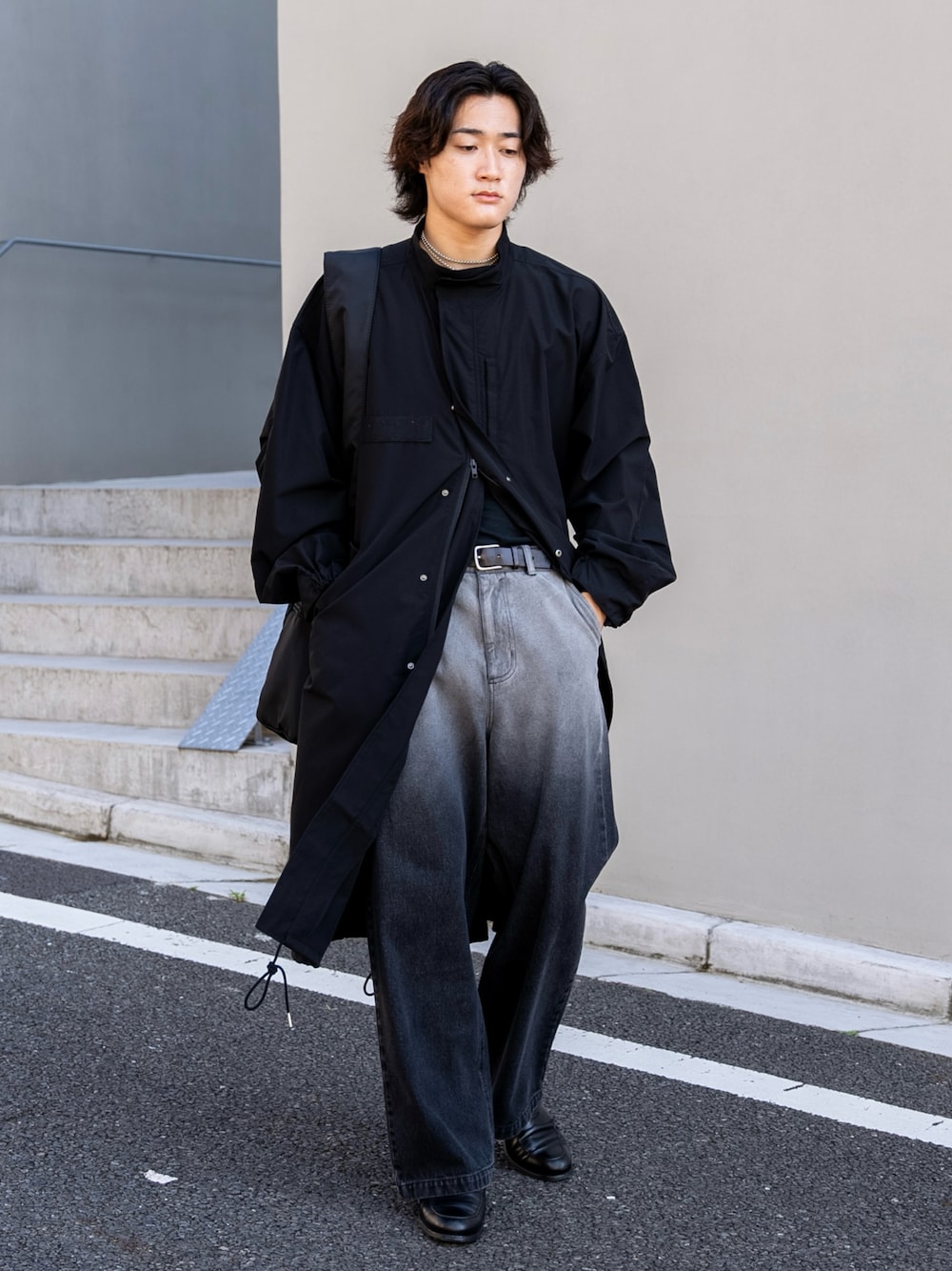 「デニム、レイヤードスタイル、モノトーン、秋コーデ、スポーツミックス、お出かけコーデ、トートバッグ、ハロウィン、テーマパークコーデ、ショルダーバッグ、デートコーデ、古着MIX、ローファー、厚底シューズ、カジュアルコーデ」｜「SINSSのM-65 over size mods coat  / M-65オーバーサイズモッズコート（撥水加工）（モッズコート、ブラック系）」を使った、Ogu / おぐさん（メンズ・181cm）の秋コーディネートの1枚目の写真