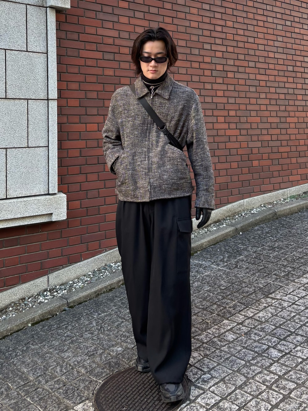 「冬アウター、タートルネック、ワイドパンツ、レイヤードスタイル、ショルダーバッグ、きれいめカジュアル、休日スタイル、冬コーデ、マイベストコーデ2024、カーゴパンツ、クリスマスに着たい服、ホワイトコーデ、テーマパークコーデ、モノトーン、お出かけコーデ」｜「A.D.S.R.のA.D.S.R. MCC（サングラス、ブラック系）」を使った、Ogu / おぐさん（メンズ・181cm）の冬コーディネートの1枚目の写真