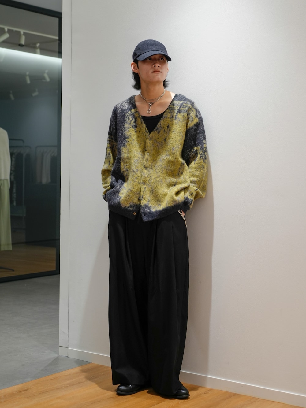 「レイヤードスタイル、スラックス、キャップ、秋コーデ、スポーツミックス、お出かけコーデ、ハロウィン、テーマパークコーデ、カーディガン、ベスト、チェック、デートコーデ、古着MIX、ローファー、厚底シューズ」｜「FRUIT OF THE LOOMの【FRUIT OF THE LOOM】EC限定 パック入りフライスリブタンクトップ インナー（タンクトップ、ブラック系）」を使った、Ogu / おぐさん（メンズ・181cm）の秋コーディネートの1枚目の写真