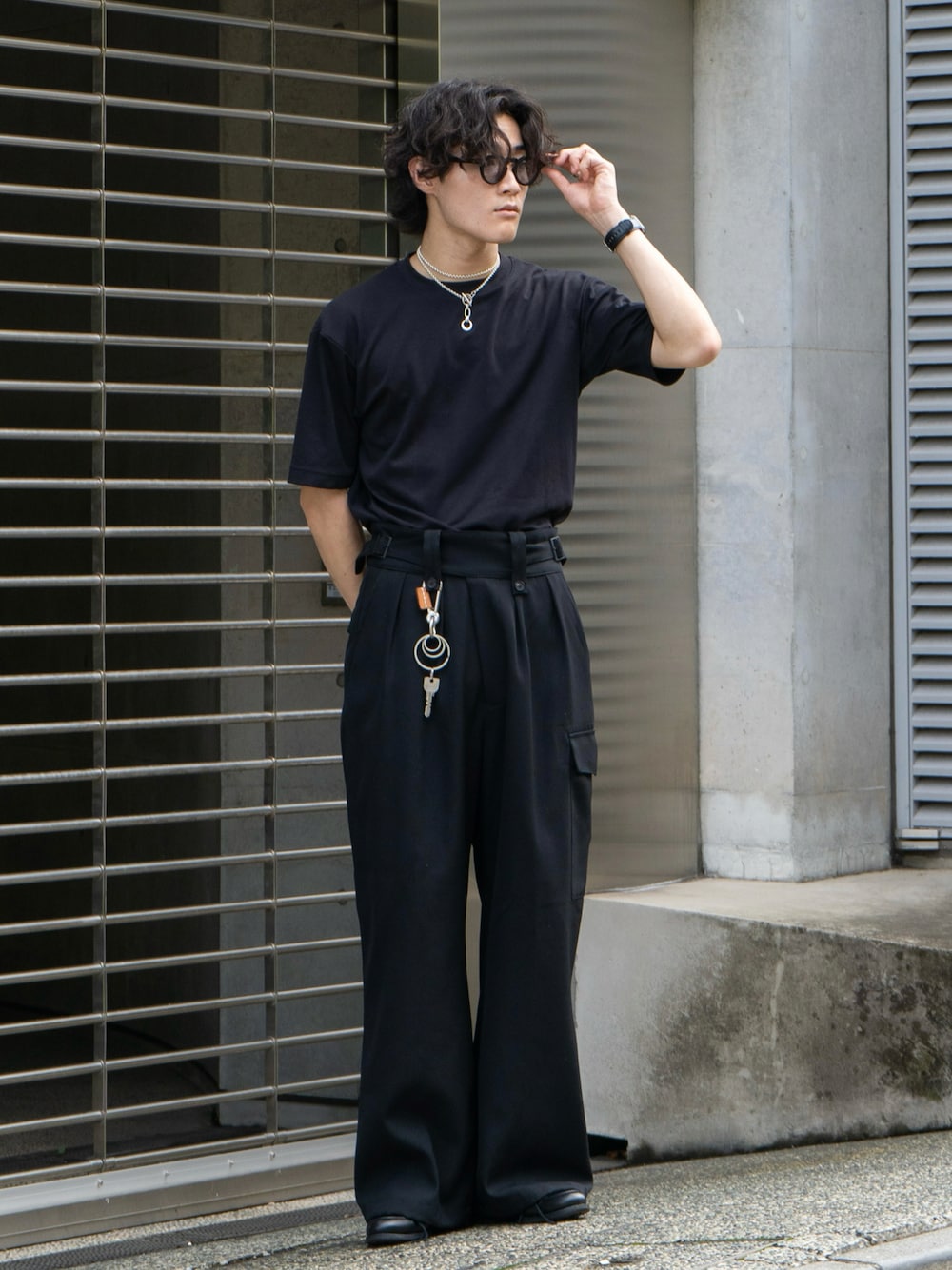 「アツいコーデ全部見せ、デートコーデ、ローファー、秋服準備はじめました、メガネ男子、厚底シューズ、お出かけコーデ、モノトーン、サングラス、カーゴパンツ、スラックス、夏コーデ、ブラックコーデ、メンズファッション、大人コーデ」｜「few.のFew / F5（サングラス、ブラック系）」を使った、Ogu / おぐさん（メンズ・181cm）の夏コーディネートの1枚目の写真