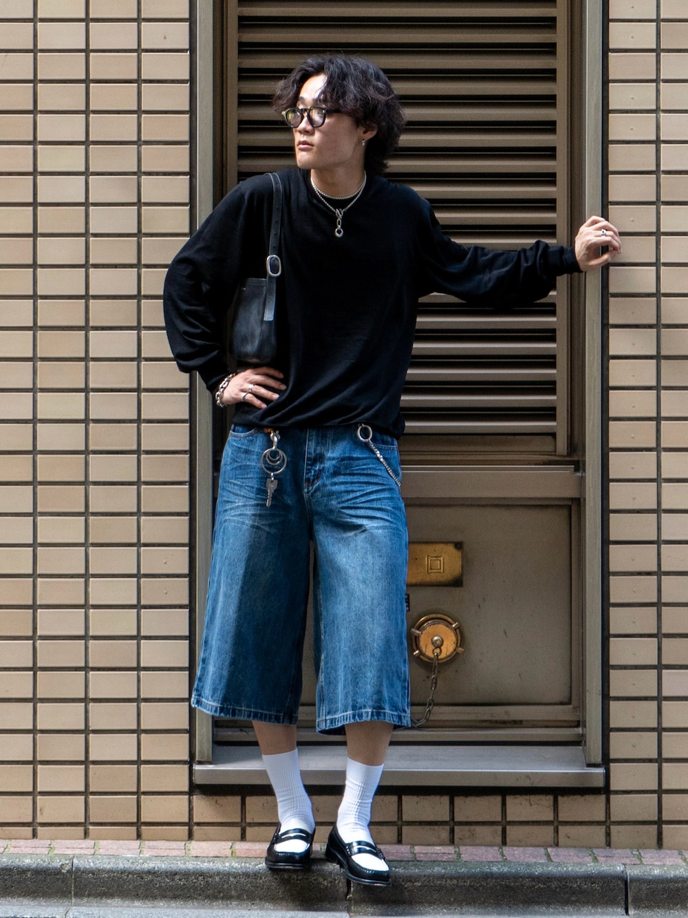 「古着MIX、ローファー、デニム、厚底シューズ、秋コーデ、ワイドパンツ、スポーツミックス、休日スタイル、ロンT、ショルダーバッグ、韓国ファッション、サングラス、シンプル、ゆるコーデ、大人コーデ」｜「few.のFew / F5（サングラス、ブラック系）」を使った、Ogu / おぐさん（メンズ・181cm）の秋コーディネートの1枚目の写真