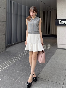 「rienda（リエンダ）の【EC先行発売】ゴールドボタンノースリニットトップス 春服 夏服 ノースリーブ（ニット/セーター、グレー系）」を使った、riendaofficialさん（レディース・157cm）の春コーディネート