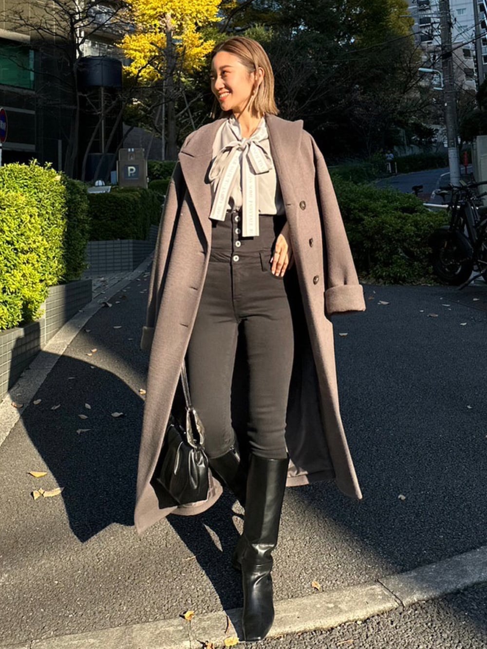 スクエアトゥスリムロングブーツを使った人気ファッション